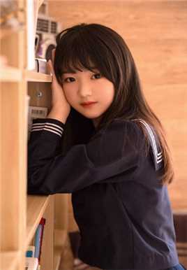 精选90后校园美女清纯水手制服袜子大长腿养眼图片图册