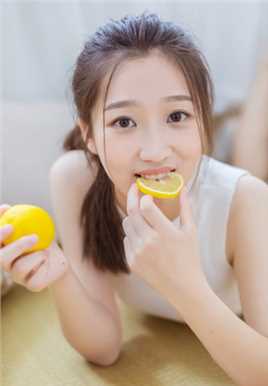 最新娇美少女柠檬般香酸甜美性感居家热裤大长腿壁纸