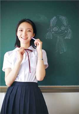 最新梨涡甜美女教室学生制服清纯靓丽高清图集