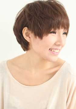 清纯短发美女姜艺婕高清壁纸