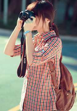 精选手拿相机的清纯女孩户外唯美集图册