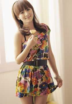 精选90后清纯美女果子闺房超短裙照图册