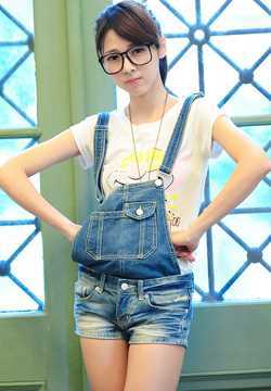 最新清纯可爱美女萌萌牛仔热裤私拍图集