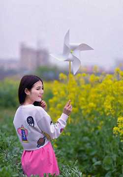 清纯美女户外花丛唯美写照