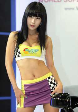 韩国车模朴诗贤性感酥胸迷人