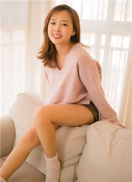 年轻的女孩26岁美女房客笑盈盈性感大长腿活力私房