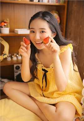 优质00后热爱草莓甜美女孩私房美食诱惑图片