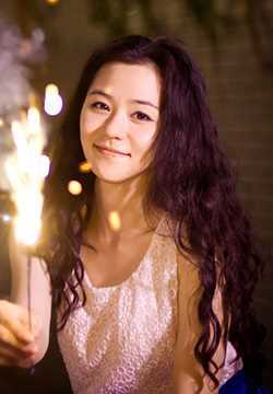 最新气质美女玩烟花笑容甜美惹人爱图集