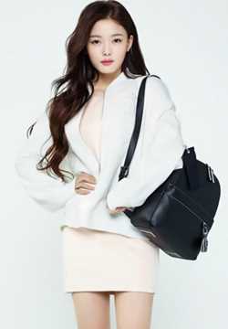 最新韩国女明星金裕贞拍最新画报展甜美笑容壁纸