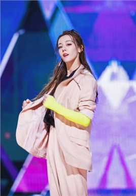 时尚美女迪丽热巴帅气御姐舞台闪亮明星图片