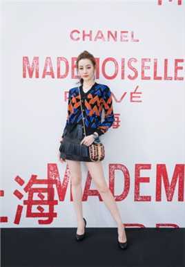 长腿美女迪丽热巴时尚服饰舞台嘉宾明星活动照图片