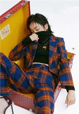 帅气时尚女王姜梓西服迷人明星美女图片