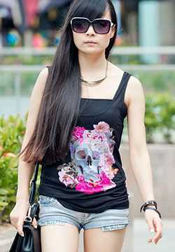 身材皮肤白皙的时尚学妹