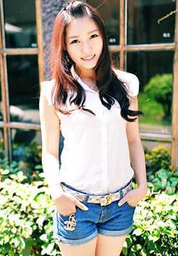 最新阳光美女时尚街拍气质迷人壁纸