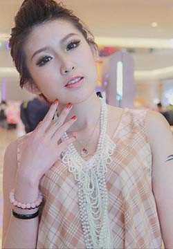 高清时尚美女商场短裙迷人街拍图集