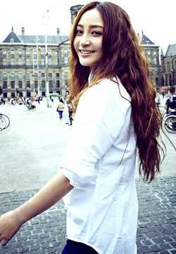 最新姚笛时尚街拍大片展迷人笑容壁纸