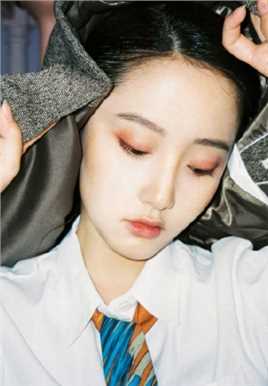 复古时尚美女模特衬衫格裤极品杂志图片