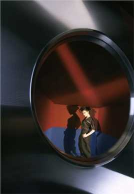 邪魅美女吴宣仪时尚帅气暗黑风格展现个人魅力