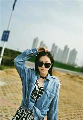 最新牛仔墨镜美女包文婧户外时尚迷人图片壁纸