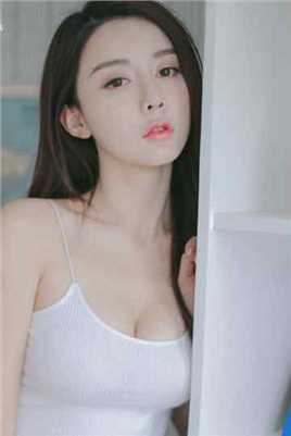 最新波涛吊带美女唇红齿白饱满丰腴酥胸性感沟诱人美女图集