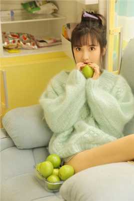 最全可爱丸子头美眉无辜的小鹿眼清纯动人居家相册