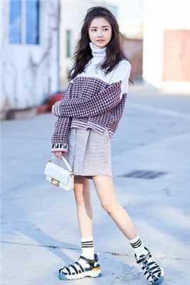 高清女明星陈钰琪披肩卷发时尚穿搭甜美俏皮街拍图集