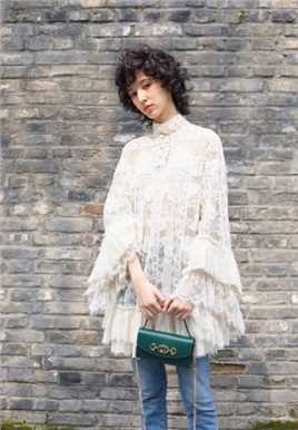 时尚美女王悦伊卷发迷人养眼长腿图片