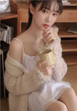 精选唇红齿白的尤物少女吊带睡衣干净杏眼清纯美女图册