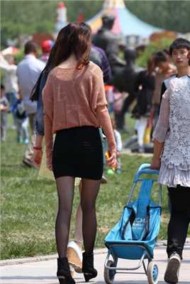最新花卉博览园三十女人性感超短裙黑丝大长腿街拍图片图集