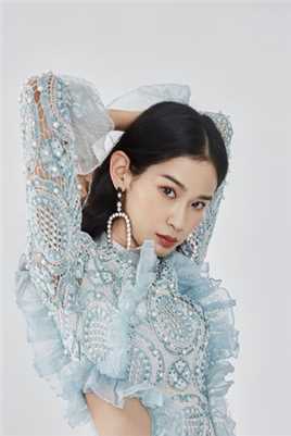 特别专辑美女明星屈菁菁变身硬核女孩帅气又不失性感图片