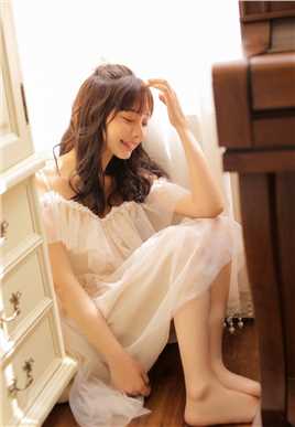 甜美女孩大长腿玉足白皙诱人