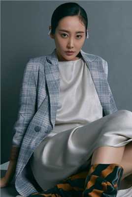 最新李纯演绎多种风格展现迷人魅力时尚杂志封面壁纸