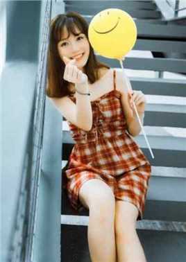 外表元气满满的年轻女孩笑靥如花清纯漂亮的美女