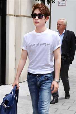 优质朱一龙佩戴黑色墨镜置身异国街头清新时尚相册