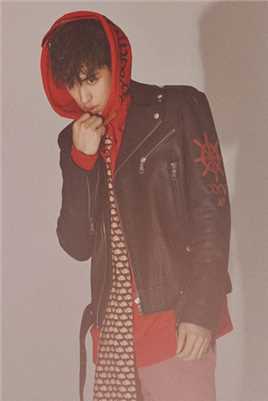 许魏洲朦胧光影之间散发蓬勃朝气