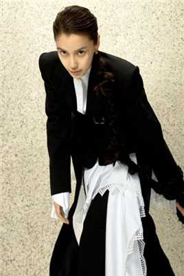 高清Angelababy运动风上衣搭配黑色马丁靴时尚集图册