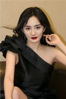 特别专辑杨幂单肩连衣裙波涛浪卷发性感迷人图片