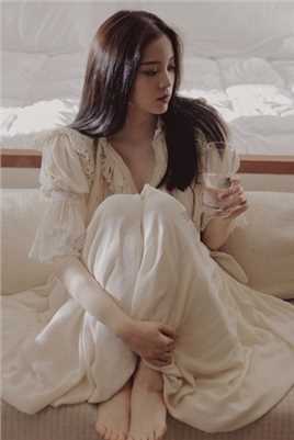 特别专辑欧阳娜娜穿着米色睡裙显得慵懒性感图片