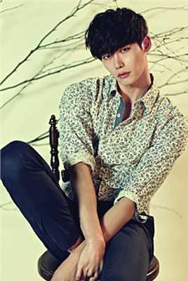 高清韩国帅哥李钟硕《Dazed》时尚杂志图集