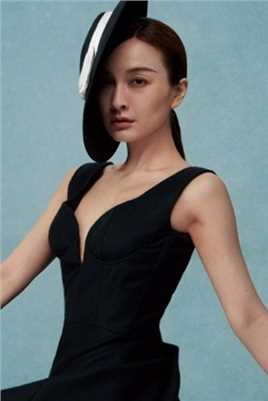 最新吴昕全黑造型霸气外露又美又飒时尚图集