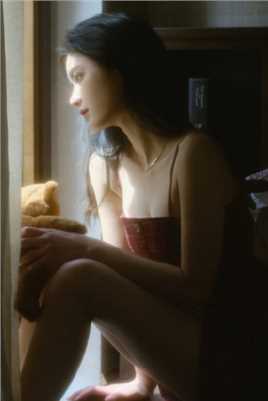 宅男女神吊带红裙朦胧唯美