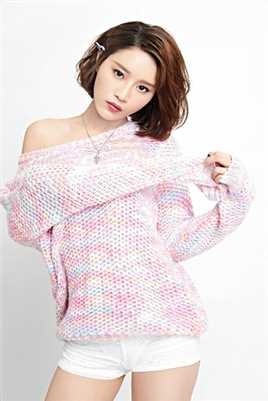 最新蔡蝶针织毛衣微露香肩大秀大长腿时尚图集