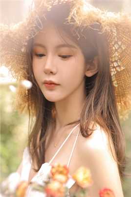 高清草帽美女低胸短裙性感美背图集