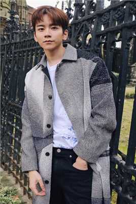 高清张皓宸徜徉伦敦街头尽显时尚潮流图集