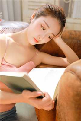 特别专辑大眼睛吊带美女身材居家图片