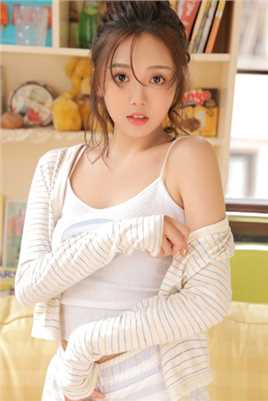 超短裤美女中学生白皙大长腿性感甜美图片