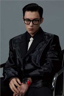 高清王鹤棣黑框眼镜狼奔头雅痞西装时尚图集