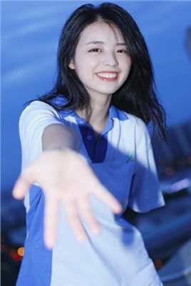 长发美女学生甜美笑容夜景