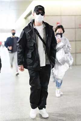 黄景瑜简单干练机场时尚穿搭图片