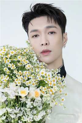 最新张艺兴手捧鲜花时尚白色西装拍摄图片图集